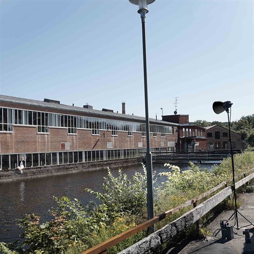 Provides natural light at long lighting distances